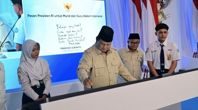 Prabowo Resmikan Program Pembelajaran Digital untuk Sekolah di Bekasi