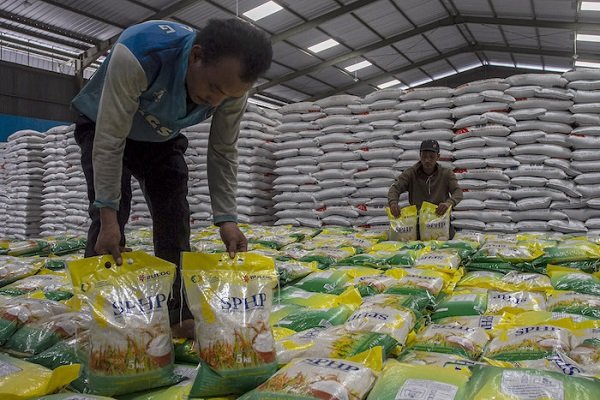 Distribusi Beras Bantuan Bulog Kini Menjangkau Warga Pulau Kelapa