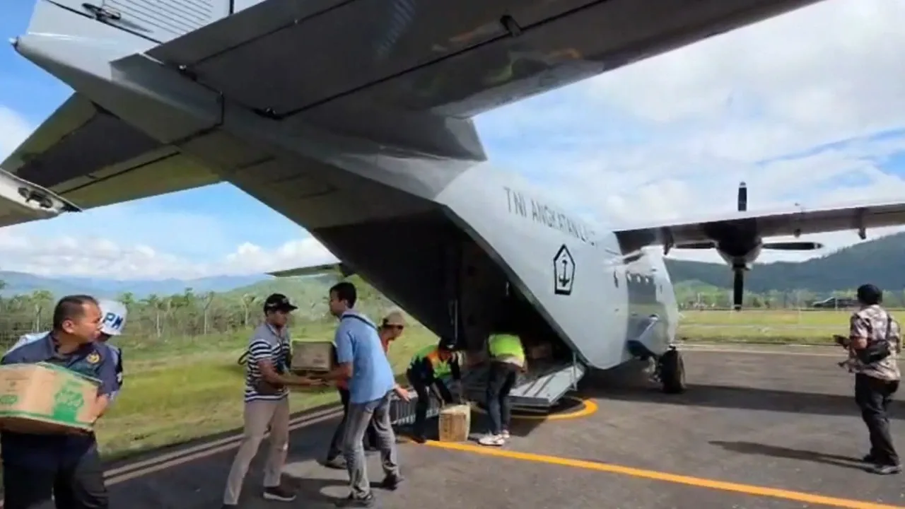 Bantuan buat Warga Gayo Lues Tiba di Bandara Blangkejeren Dibawa Unsur Udara TNI AL