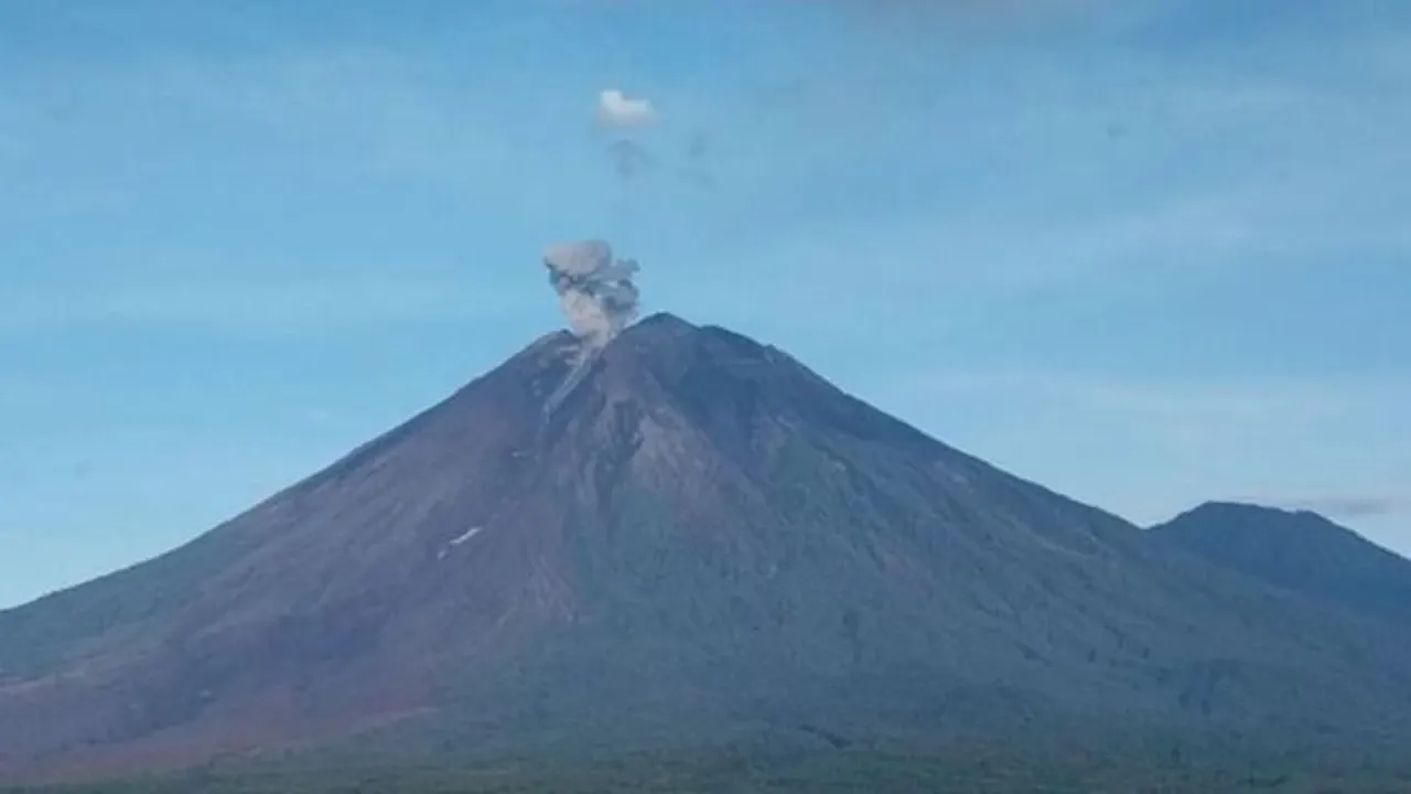 Gunung Semeru 16 Kali Erupsi & Tinggi Letusan Mencapai 1.100 Meter