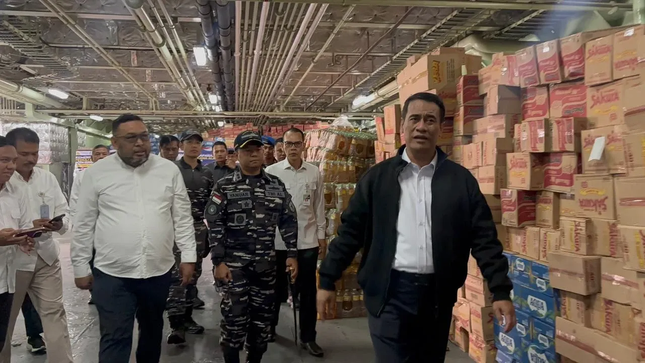 Mentan Amran Kirim Bantuan ke Sumatra dengan KRI Banda Aceh