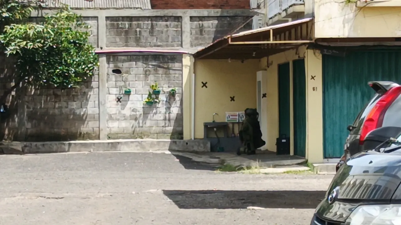 Tim Penjinak Bahan Peledak Tangani Kotak Berkabel Diduga Bom di ITC Kosambi