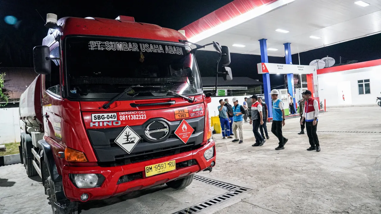 Bahlil Bersama Dirut Pertamina Tinjau Pasokan BBM dan LPG di Wilayah Terdampak