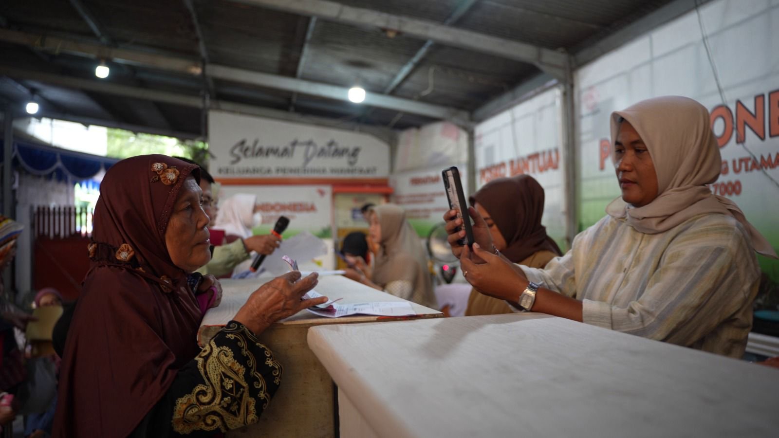 Pos Indonesia Salurkan BLT Kesra di Bekasi: Cepat & Efisien, Ribuan KPM Terbantu