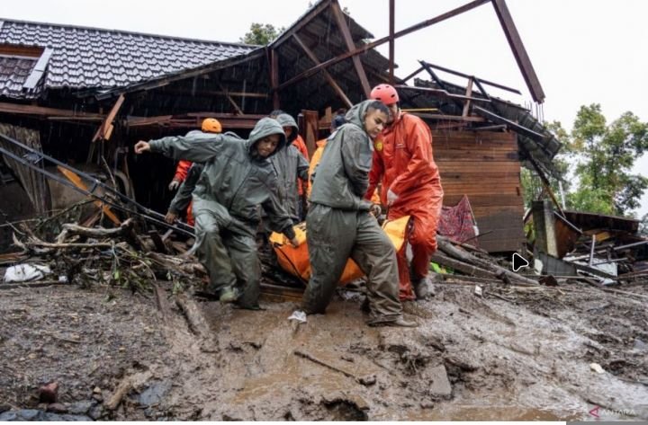 Korban Tewas Banjir Bandang dan Longsor di Agam Tembus 120 Orang