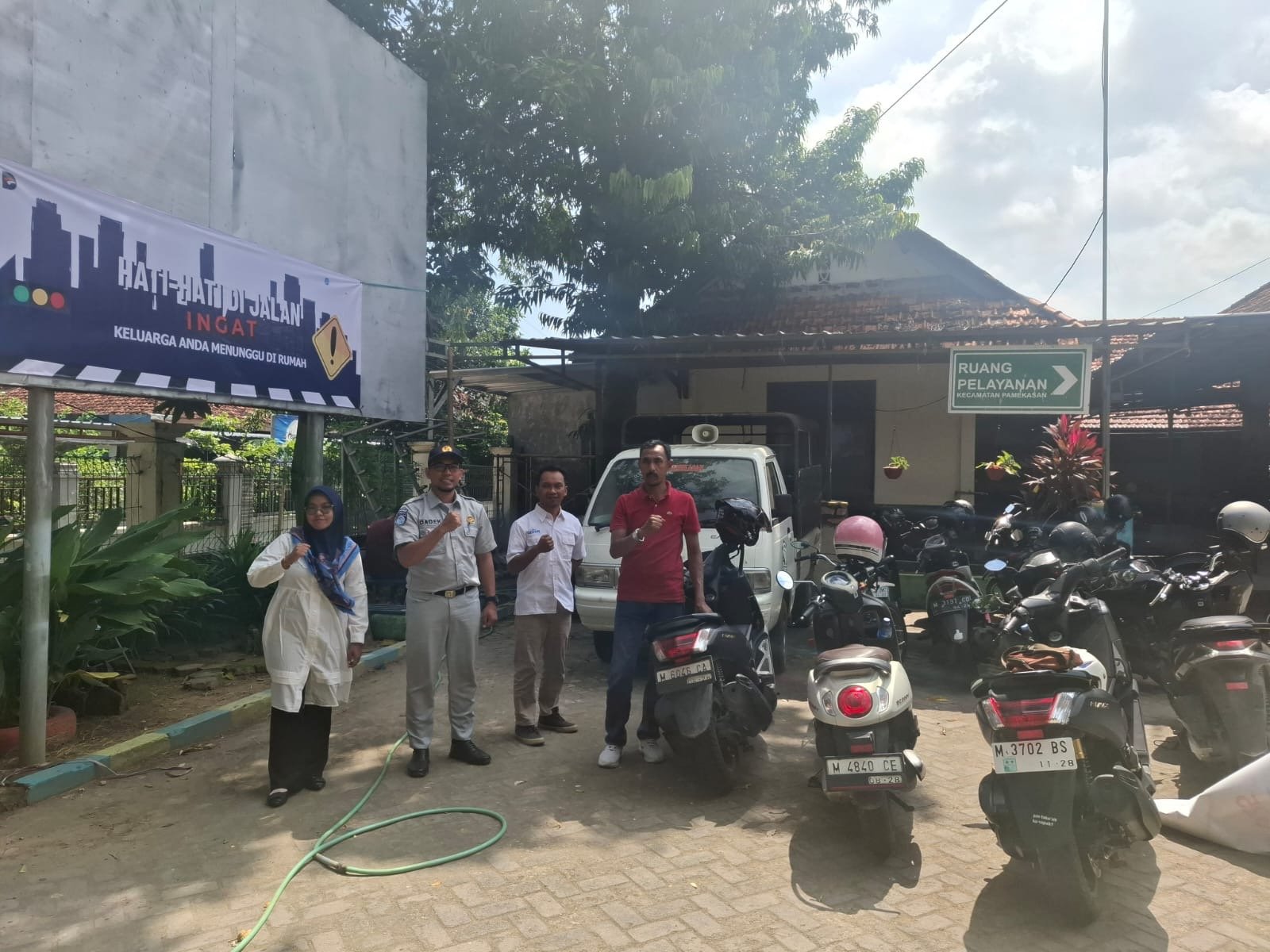 Jasa Raharja Cabang Pamekasan Pasang Spanduk Himbauan Keselamatan di Kantor Kecamatan Pamekasan