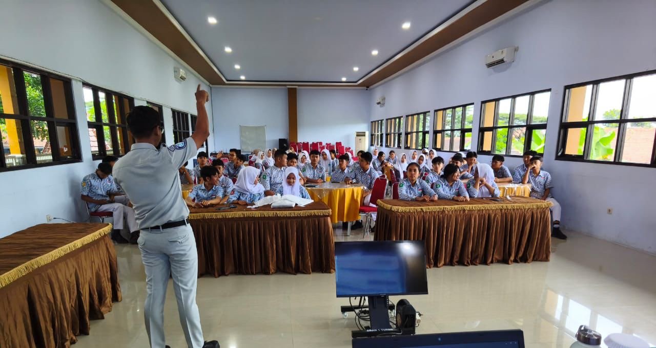 Menguatkan Peran Guru Jasa Raharja Cabang Malang Gelar Sosialisasi PPKL (Pengajar Peduli Keselamatan Lalu Lintas) di SMAN 1 Turen Kab. Malang
