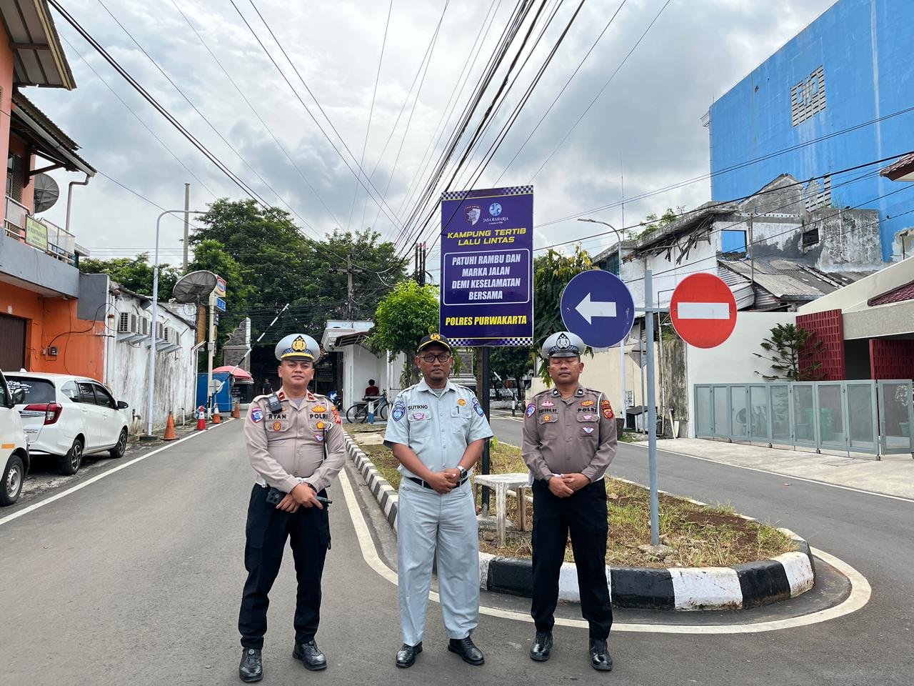 Jasa Raharja Purwakarta Bersama Unit Kamsel Pasang Papan Himbauan di Kampung Tertib Lalu Lintas Sebagai Upaya Preventif Kecelakaan