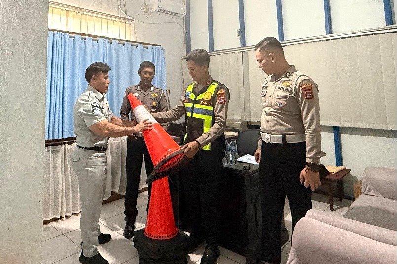 Jasa Raharja Cabang Solok Serahkan Traffic Cone kepada Polres Dharmasraya untuk Dukung Pengamanan Lalu Lintas