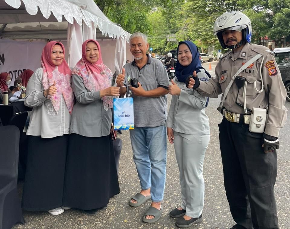 Perkuat Kolaborasi, Jasa Raharja Bandung Bersama Tim Pembina Samsat Kawaluyaan Lakukan Pemeriksaan PKB dan SWDKLLJ di Jalan Raya