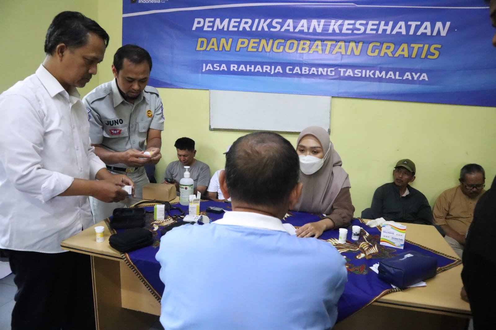Jasa Raharja Cabang Tasikmalaya Laksanakan Pemeriksaan Kesehatan dan Pengobatan Gratis di PO Doa Ibu