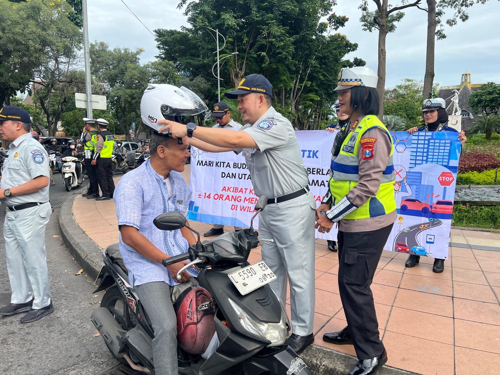 Wujud Kepedulian terhadap Keselamatan, Jasa Raharja Gelar Aksi Simpatik di Simpang Darmo Surabaya