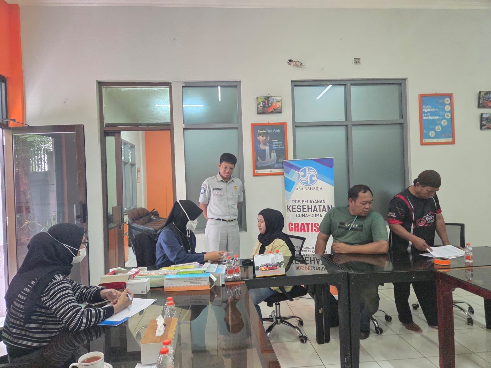 Perkuat Keselamatan Berkendara, Jasa Raharja karawang Gelar Pengobatan Gratis di PO Berlio