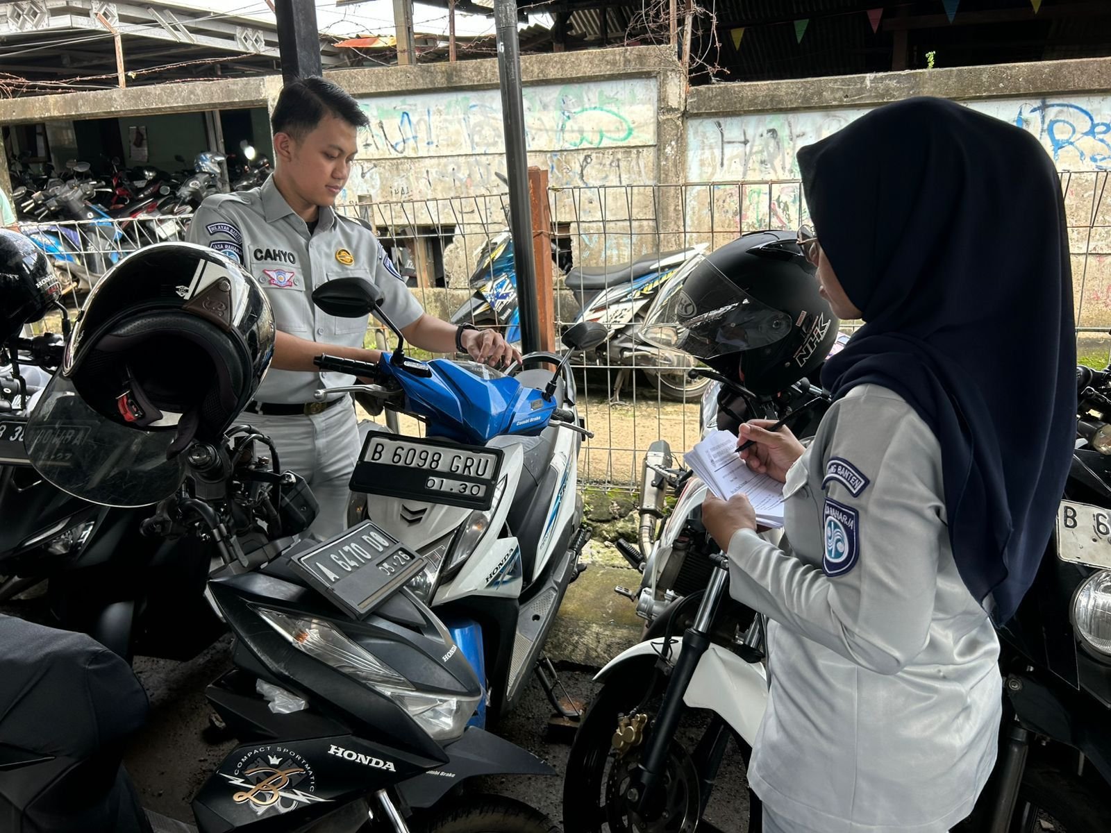 Tertibkan Pemilik Kendaraan Jasa Raharja Tangerang ,UPT Samsat Ciputat Lakukan Pendataan PKB di Kantung Parkir Stasiun Sudimara