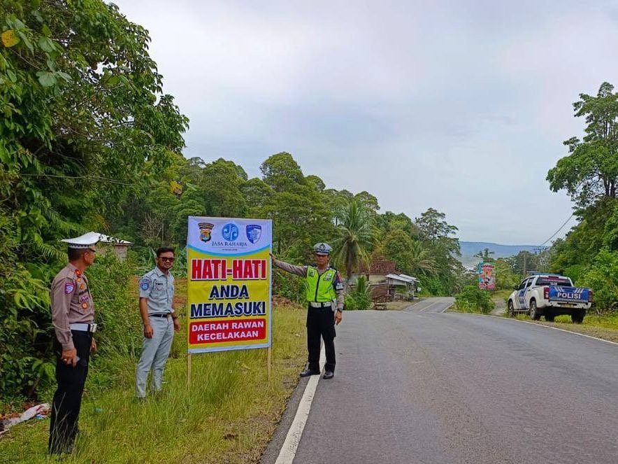 Jasa Raharja bersama Mitra Laksanakan Giat Pemasangan Banner Keselamatan dan Pengecekan Jalan Rusak di Jalan Lintas Barat Pesisir Barat