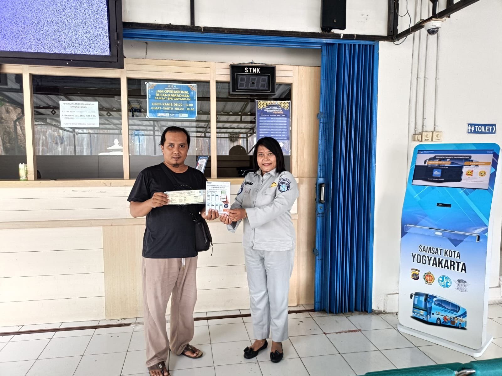 Bayar Pajak Kendaraan Kini Makin Praktis, Jasa Raharja DIY Edukasi Wajib Pajak di Samsat Giwangan