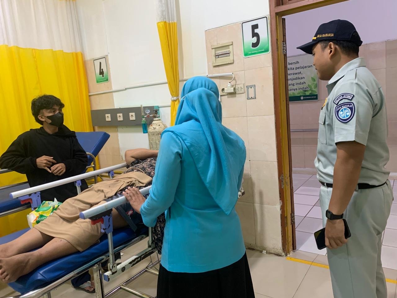 Petugas Jasa Raharja Purwokerto Gerak Cepat Tangani Korban Kecelakaan di Kemranjen Banyumas