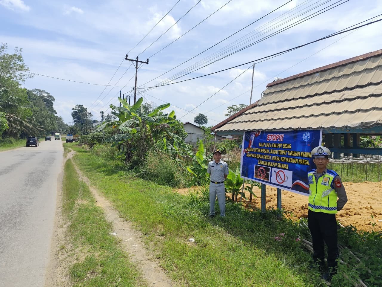 Tindak Lanjut Forum Komunikasi Lalu Lintas, Jasa Raharja Sekadau Pasang Spanduk Imbauan Keselamatan di Titik Rawan Kecelakaan