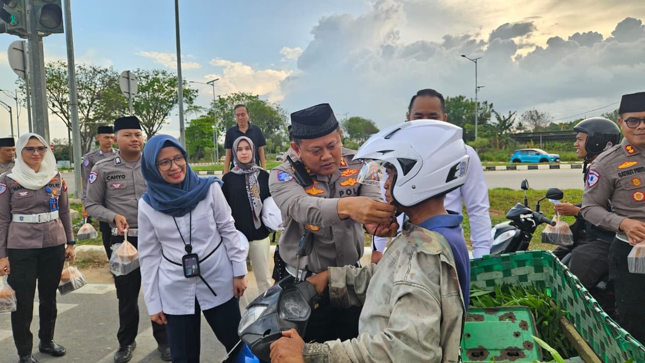 Jasa Raharja dan Ditlantas Polda Kepri Himbau Keselamatan Berlalu Lintas selama Ramadhan dengan Berbagi Takjil dan Helm di Simpang Summerland