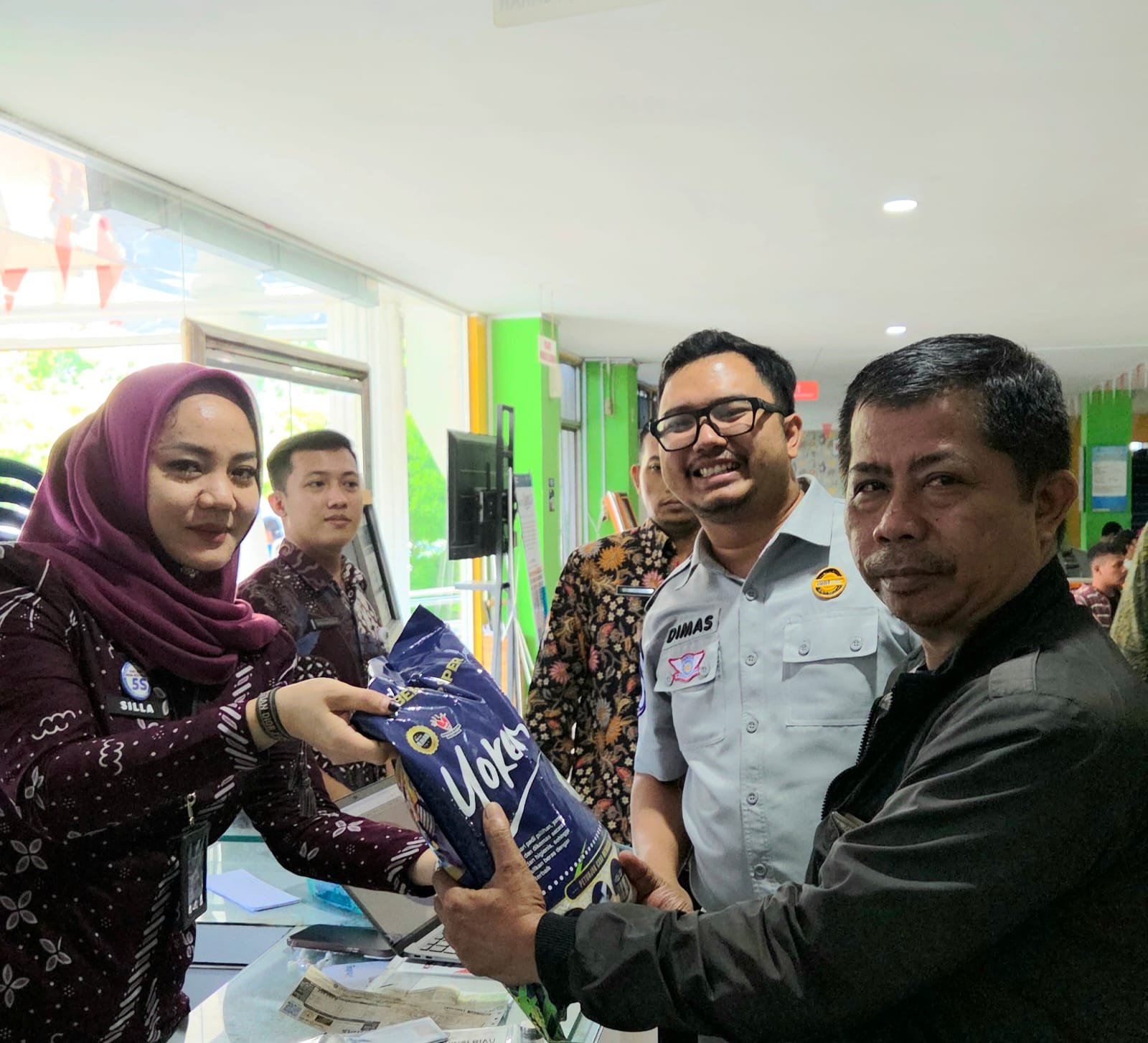 Apresiasi Wajib Pajak di Bulan Suci, Jasa Raharja Riau Bagikan Sembako di Kantor Samsat