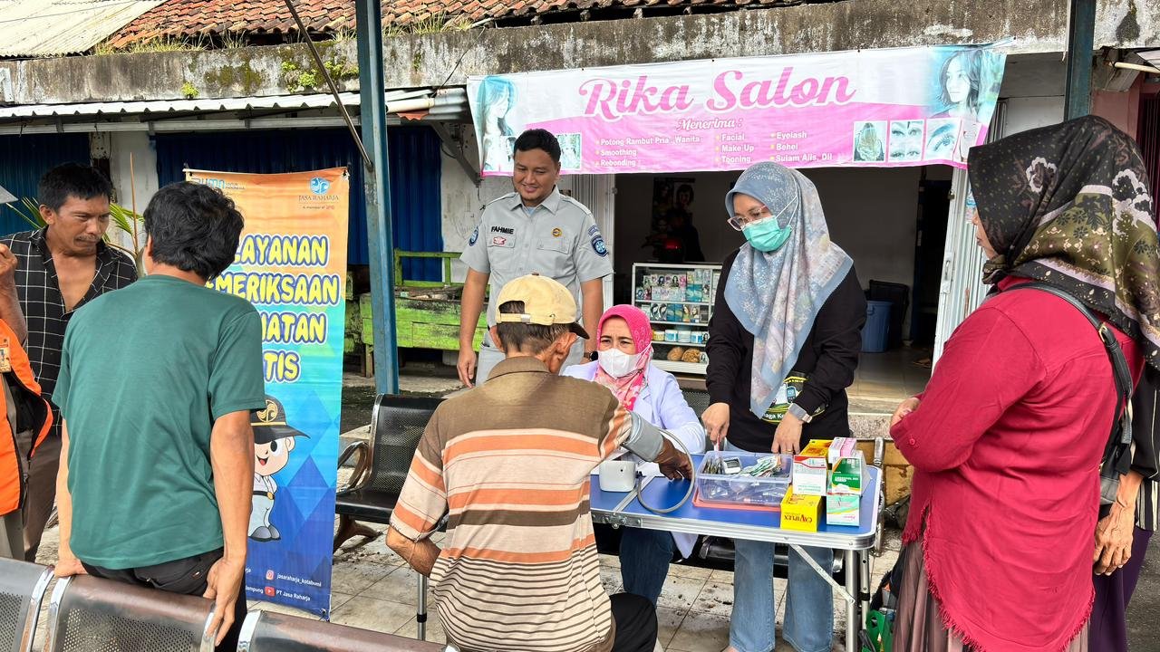 Jasa Raharja Gelar Pelayanan Kesehatan Gratis bagi Sopir dan Penumpang di Terminal Pasar Dekon Kotabumi