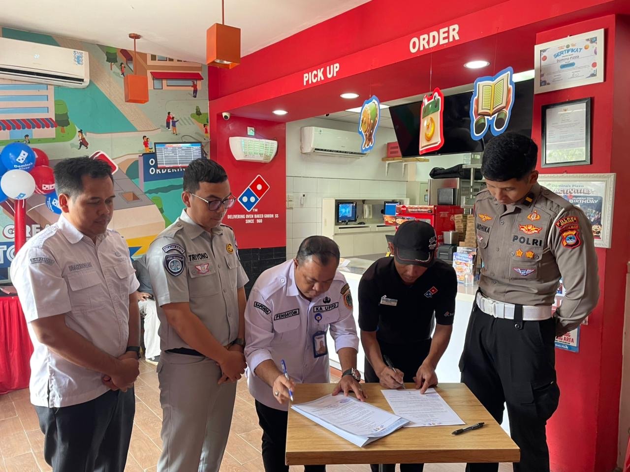 Taat Pajak Berhadiah Pizza, Tim Pembina Samsat Martapura Perpanjang Kerja Sama dengan Domino’s Pizza