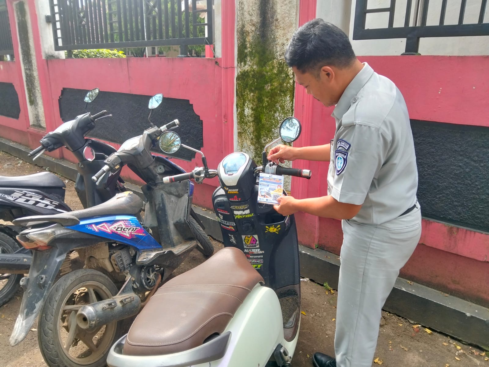 Jasa Raharja Gantung Informasi di Kendaraan Mati Pajak, Gebrakan Hang Tag di Parkir Umum Alun-alun Malingping