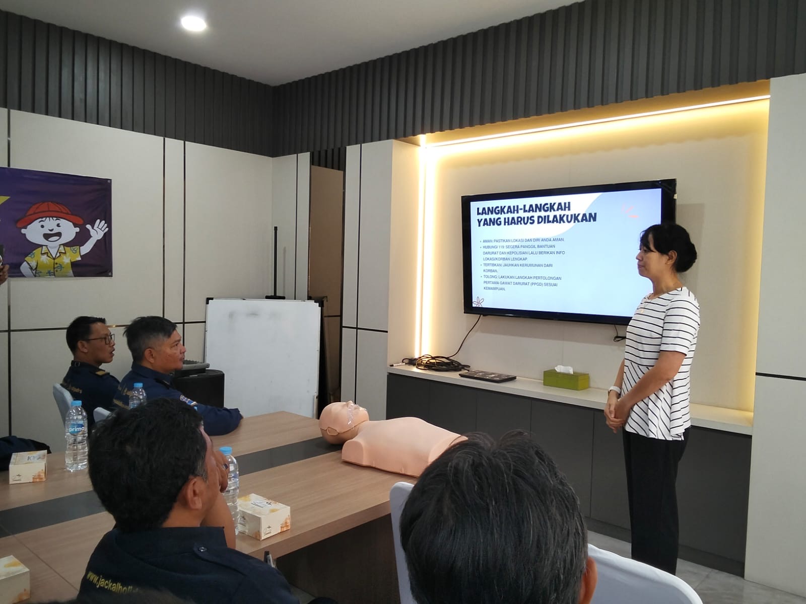 Jasa Raharja Jabar Gelar PPGD dan Sosialisasi bagi Driver Jackal Holidays Shuttle Dipatiukur