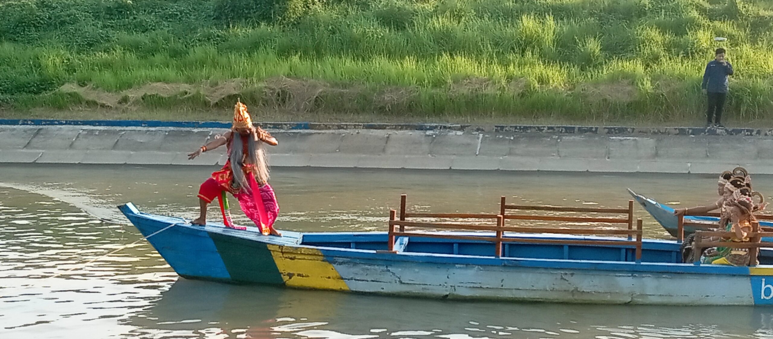‎Kampanye Lingkungan Lewat Tari, Penari Majalengka Tampil di Atas Perahu‎‎