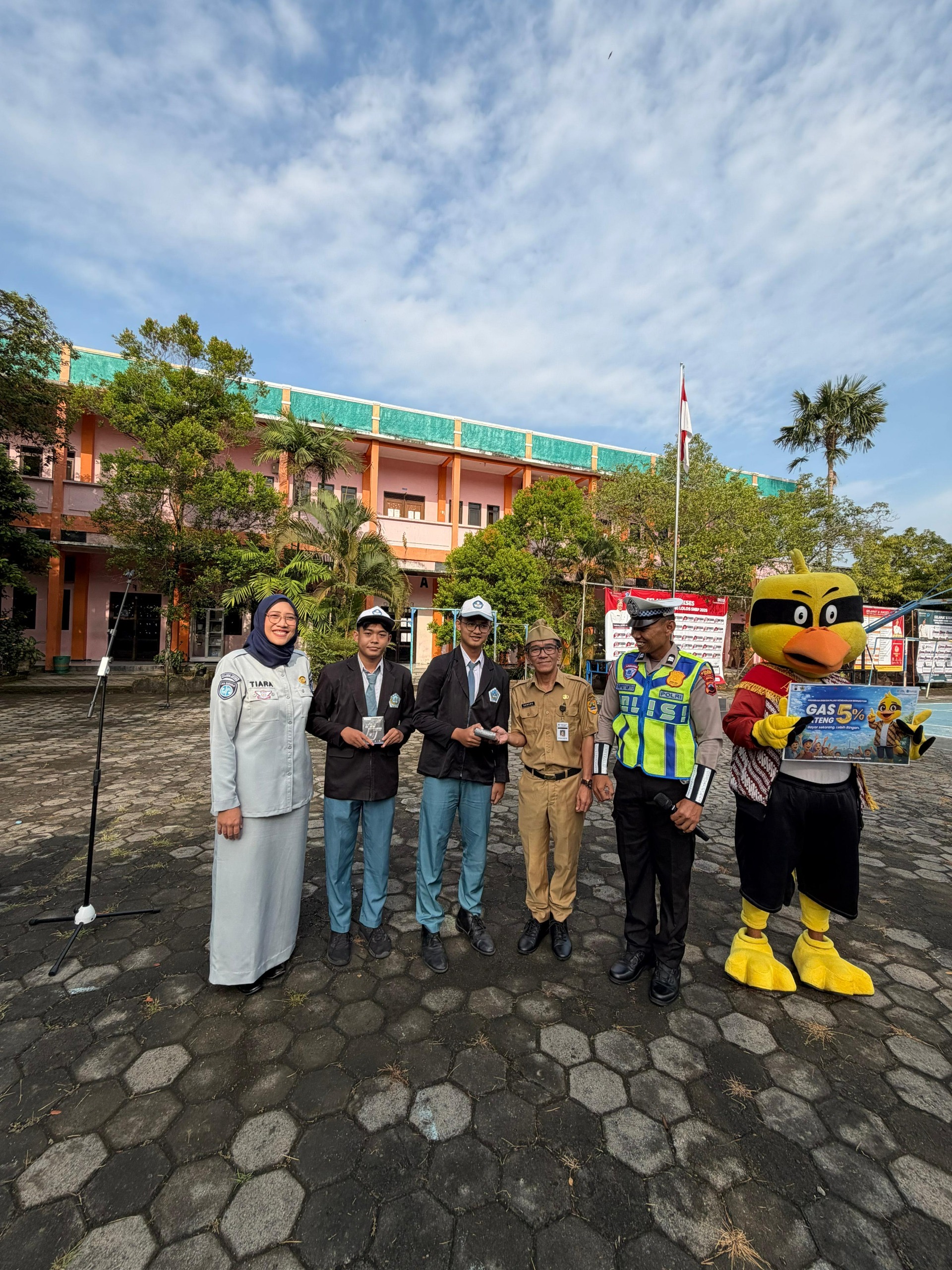 Sinergi Instansi Terkait Cetak Generasi Taat Pajak dan Sadar Keselamatan di SMA N 1 Demak