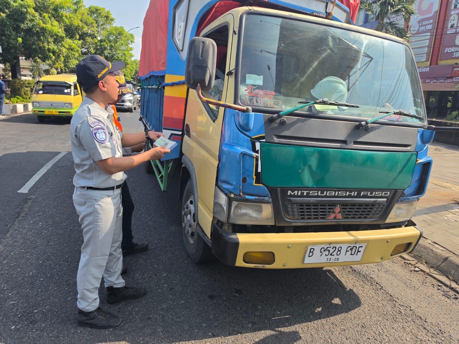 Tim Pembina Samsat Beserta Stakeholder Terkait Melakukan Pengecekan Pajak Kendaraan Bermotor Di Karawang Guna Tingkatkan Kepatuhan
