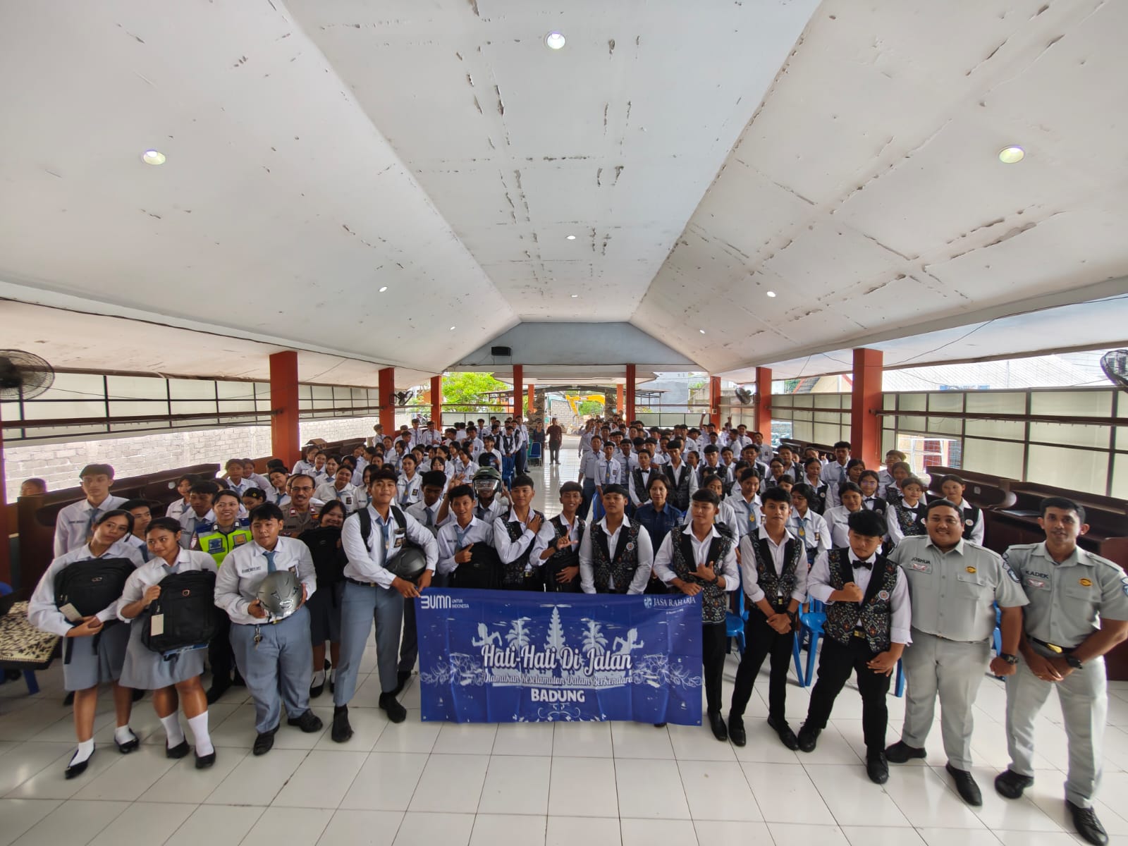 Jasa Raharja Badung Bersama Satlantas Polres Badung Edukasi Pelajar tentang Tertib Berlalu Lintas di SMK Pariwisata Dalung
