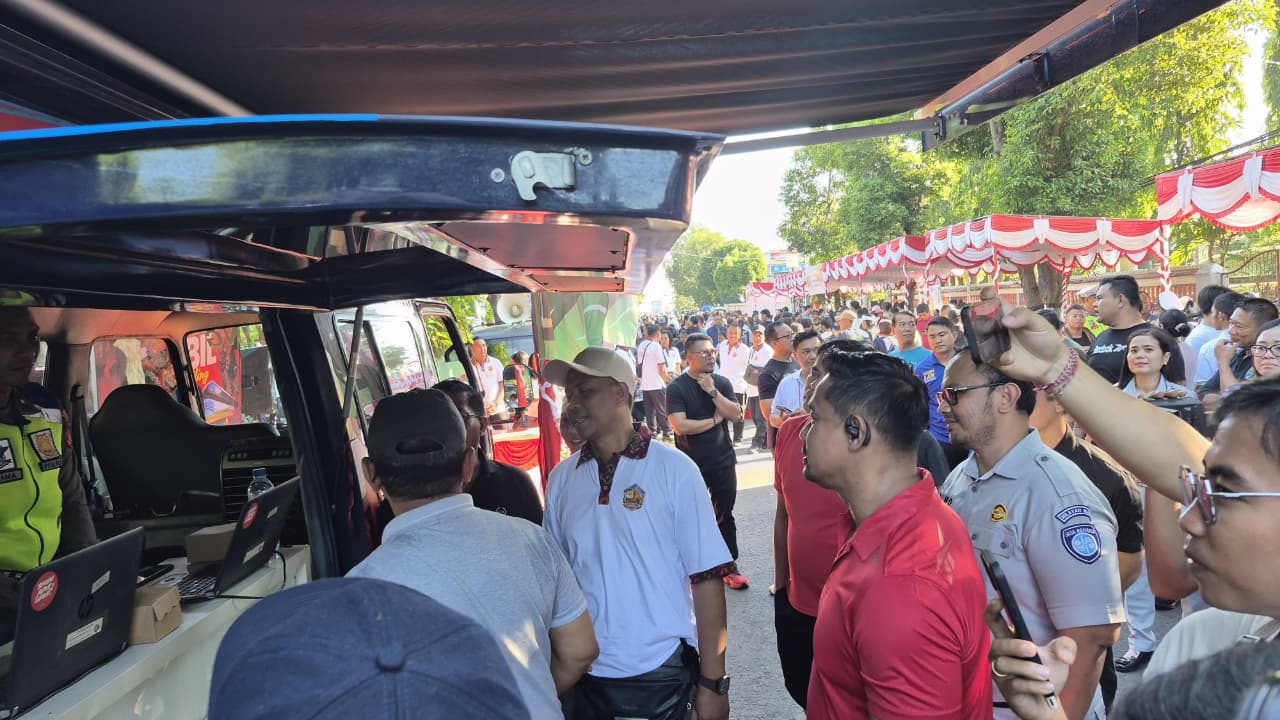 Bupati Buleleng Serahkan Mobil Operasional Samsat Keliling di CFD Kota Singaraja