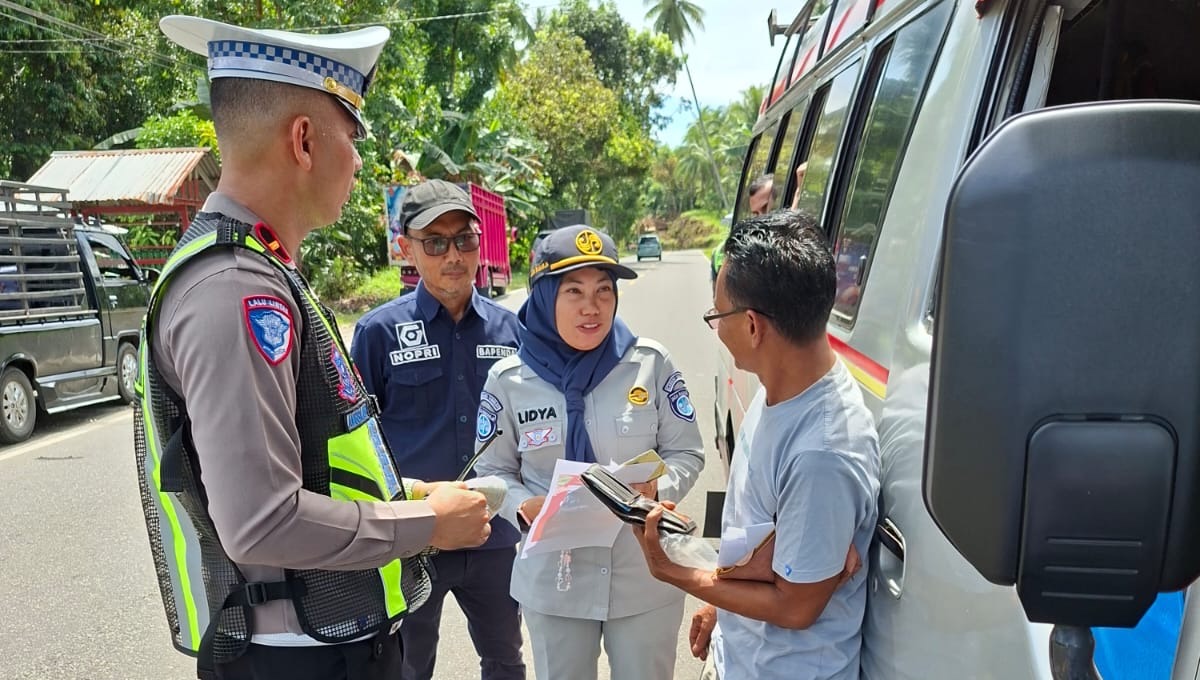 Operasi Gabungan di Tiku, Jasa Raharja Bukittinggi Gencarkan Edukasi Taat Pajak dan Keselamatan Berlalu Lintas