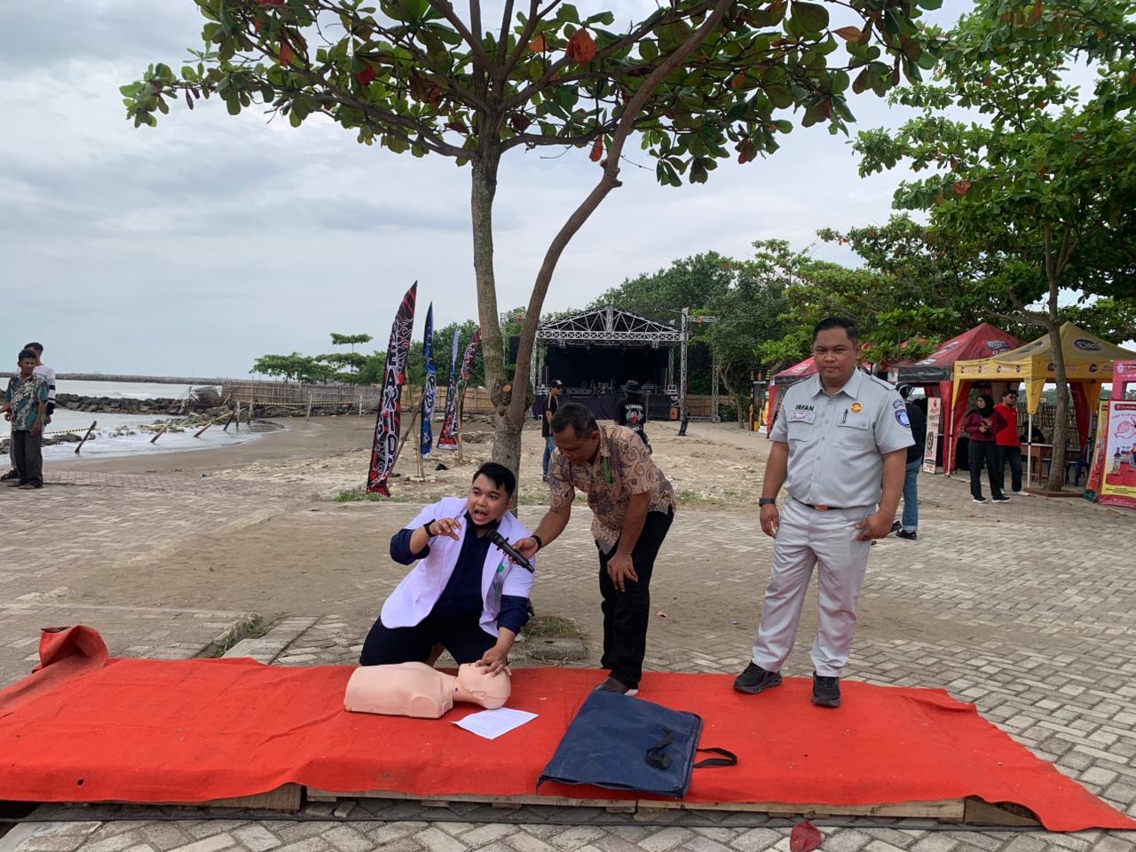 Jasa Raharja Indramayu Gelar MUKL, PPGD, dan SIGAP Keselamatan di Pantai Tirta Pesona Juntinyuat