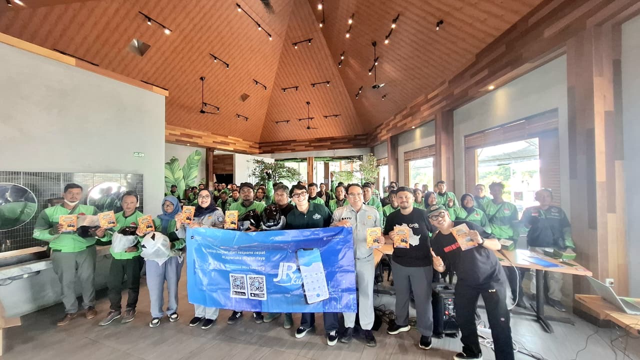 Edukasi Keselamatan Lalu Lintas dan Layanan Digital, Jasa Raharja Cabang Cirebon Glorifikasi Fitur Lapor Laka JRku dan Membagikan Buku Saku Ojol Nusantara Bersama Grab Wilayah Cirebon