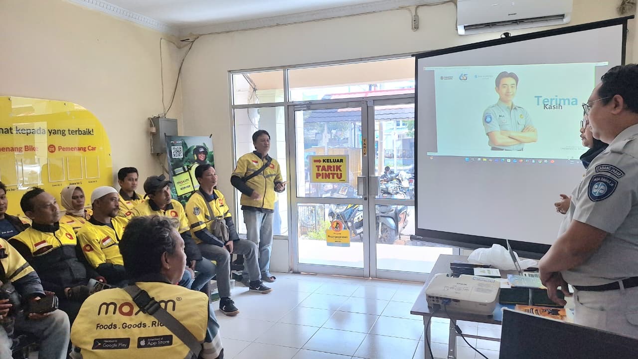 Edukasi Keselamatan Lalu Lintas dan Layanan Digital, Jasa Raharja Cabang Cirebon Glorifikasi Fitur Lapor Laka JRku dan Membagikan Buku Saku Ojol Nusantara di Kantor Maxim Kota Cirebon