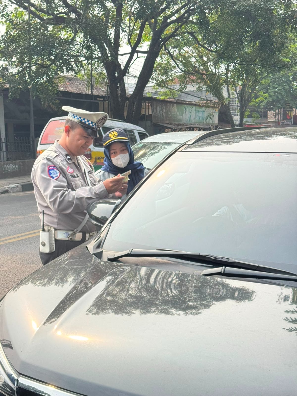 Perkuat Kolaborasi, Jasa Raharja Bandung Bersama Tim Pembina Samsat Soekarno Hatta Lakukan Pemeriksaan PKB dan SWDKLLJ di Jalan Raya