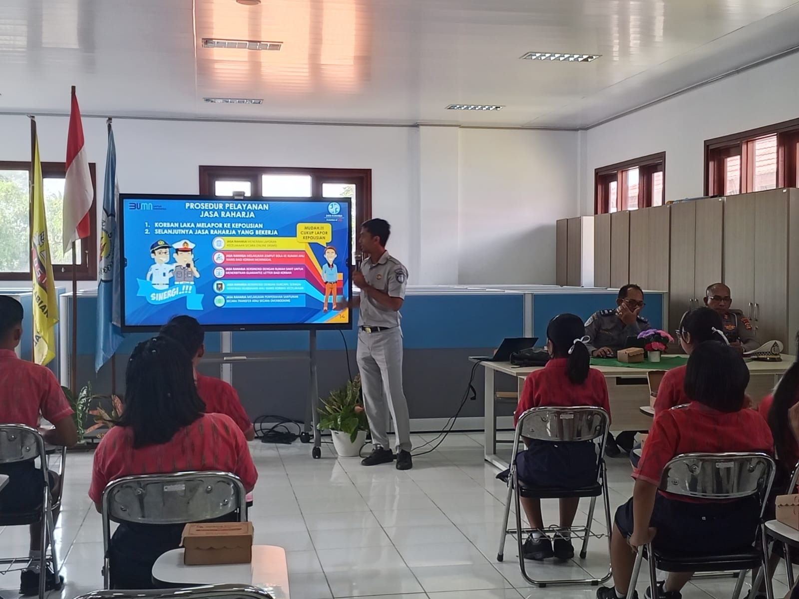 Tanamkan Budaya Tertib Berlalu Lintas Sejak Dini, Jasa Raharja Bali Edukasi Pelajar SMPN 5 Abiansemal