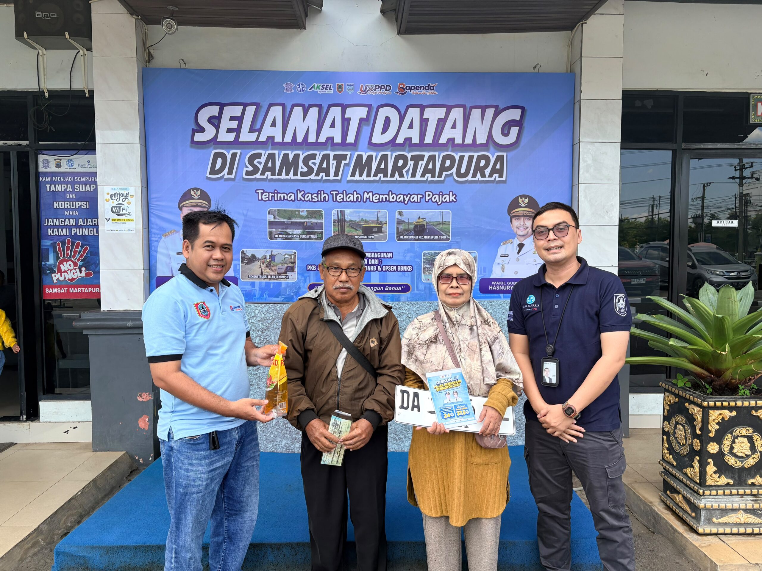 Apresiasi Wajib Pajak, Tim Pembina Samsat Martapura Bagikan Helm dan Sembako