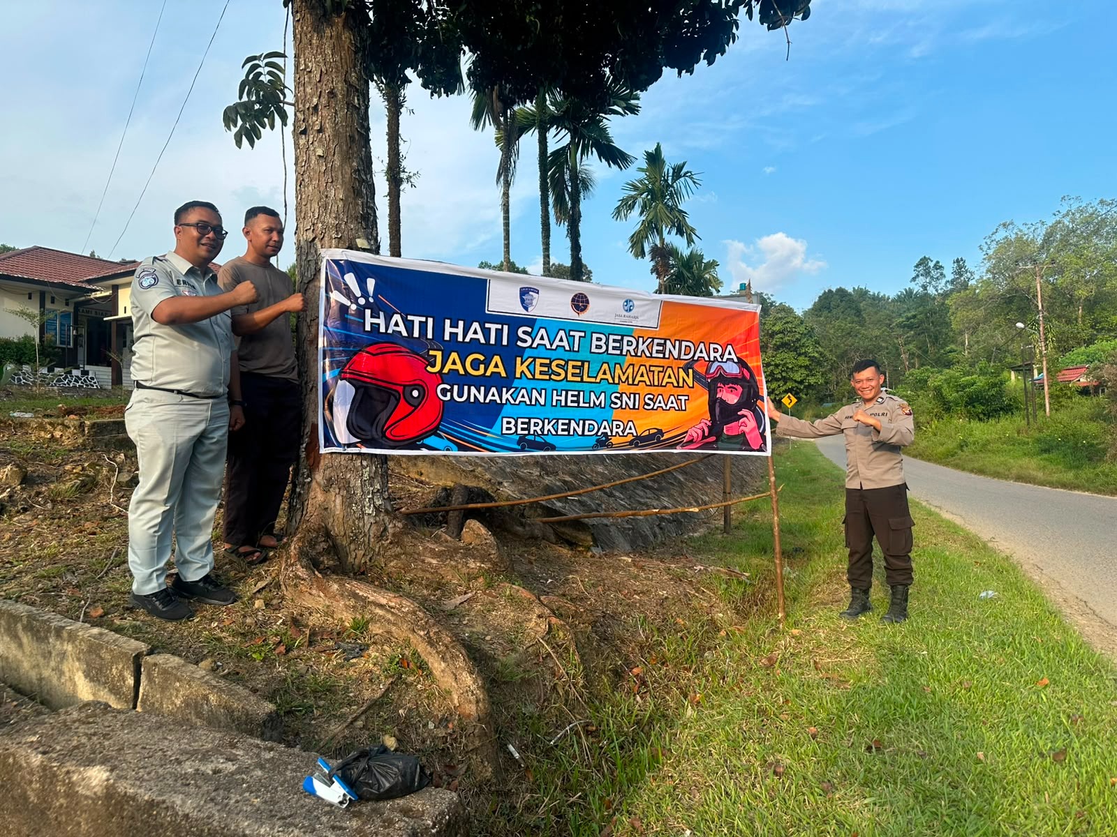 Perkuat Kesadaran Pengendara, Jasa Raharja Singkawang Pasang Spanduk Keselamatan di Sungai Betung