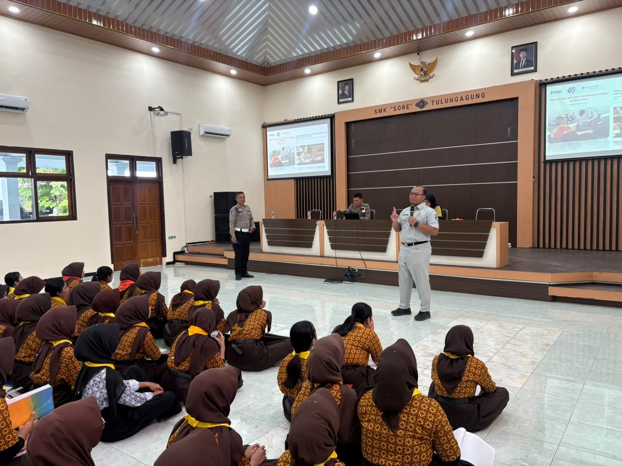 Jasa Raharja Tulungagung dan Satlantas Polres Tulungagung Gelar Sosialisasi Keselamatan Berlalu Lintas bagi Siswa SMK Sore Tulungagung