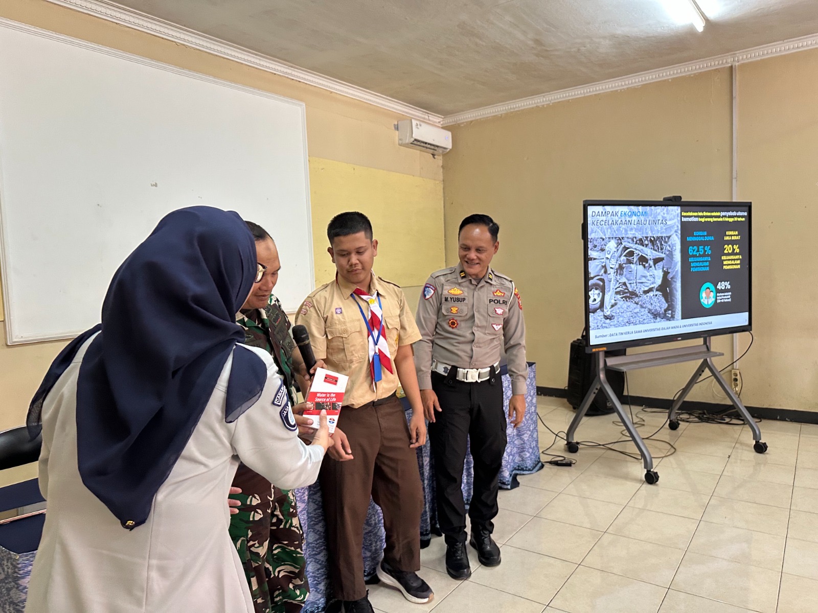 Jasa Raharja Jawa Barat Bersama Satlantas Polres Cimahi Edukasi Pelajar SMK Karya Bhakti Pusdik Pal Cimahi tentang Keselamatan Berlalu Lintas dalam Giat MPLS