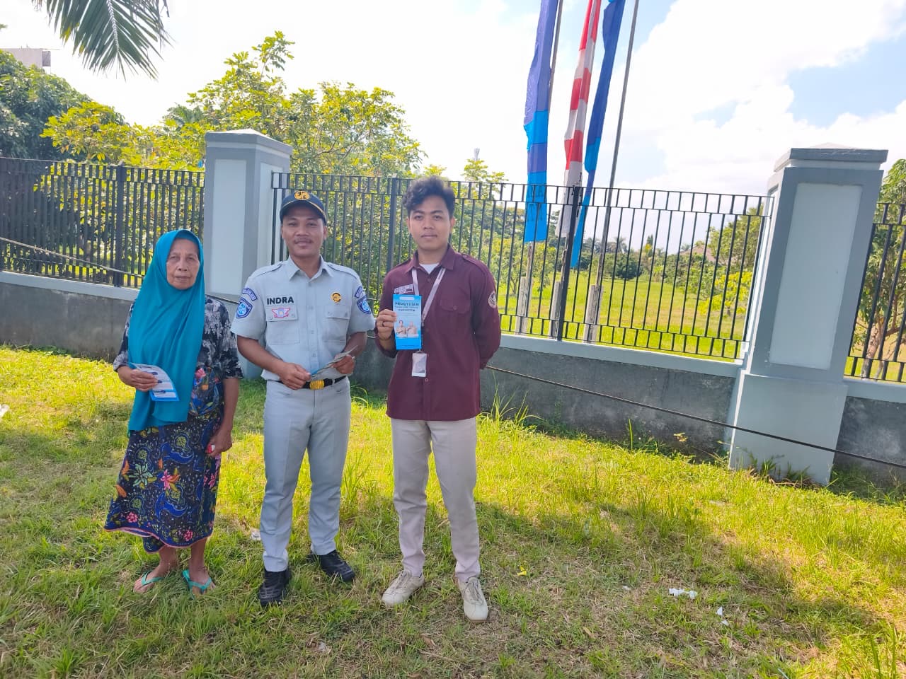 Jasa Raharja NTB Gencarkan Sosialisasi Pemutihan melalui Pembagian Flyer di Praya