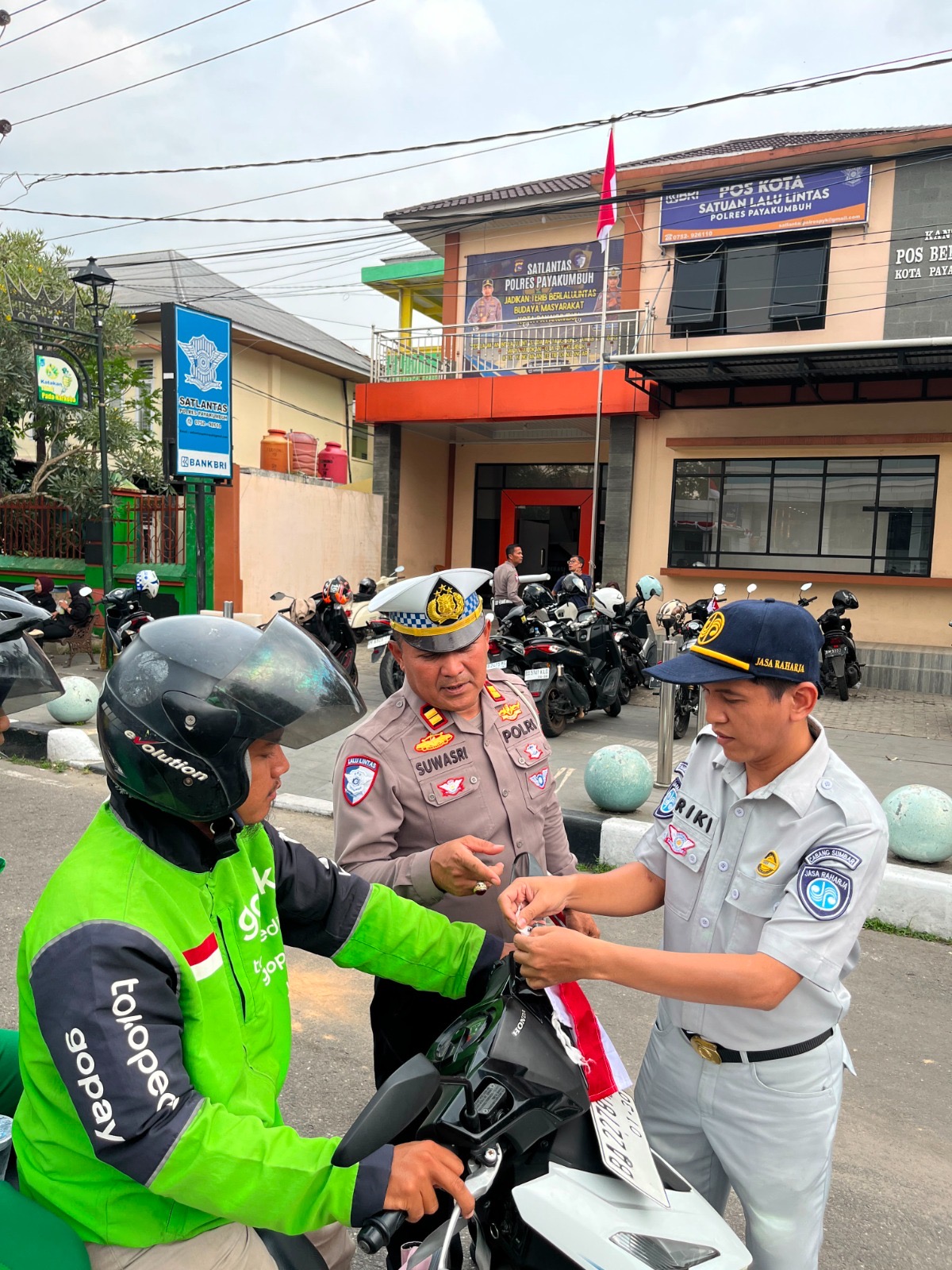 Jasa Raharja Sumbar dan Satlantas Payakumbuh Bagikan Helm Gratis Sambut HUT ke-81 Kemerdekaan RI