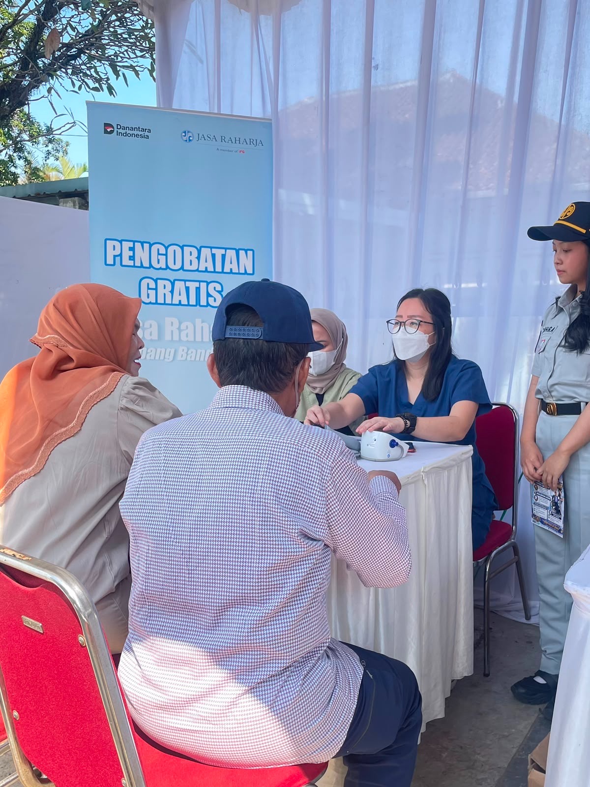Berikan Kemudahan dan Keuntungan Bagi Wajib Pajak, Kolaborasi Jasa Raharja Bandung Bersama Tim Pembina Samsat Padjajaran Gelar Pemeriksaan PKB dan SWDKLLJ disertai Pengobatan Gratis, Sosialisasi PPGD dan Voucher