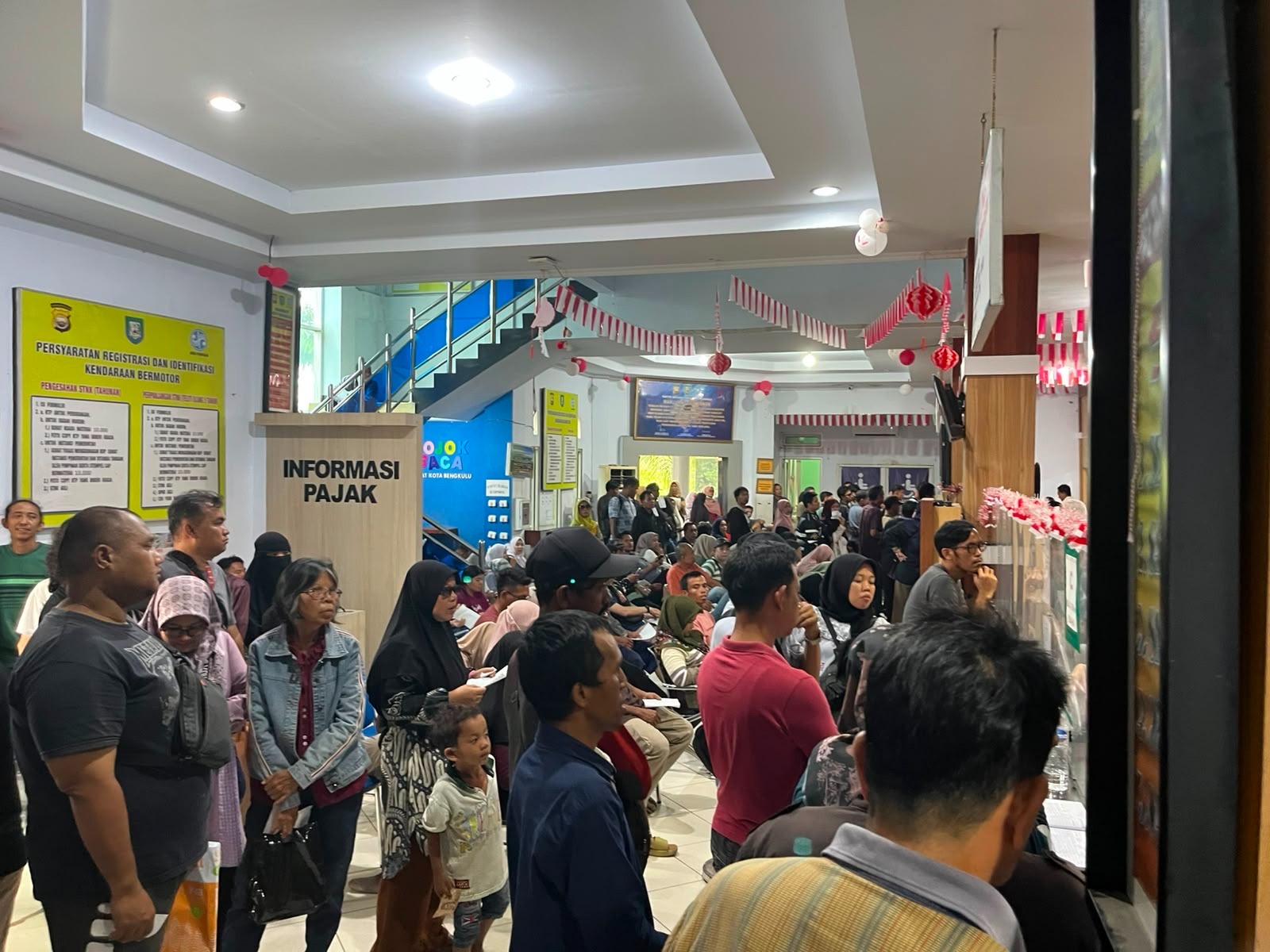 Jelang Berakhirnya Pemutihan Pajak Kendaraan, Samsat Kota Bengkulu Dipadati Masyarakat