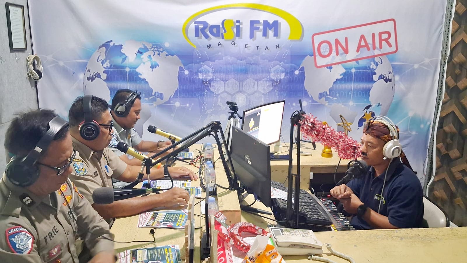 Perluas Informasi Publik, Jasa Raharja Bersama Tim Pembina Samsat Magetan Hadir dalam Talkshow di Rasi FM