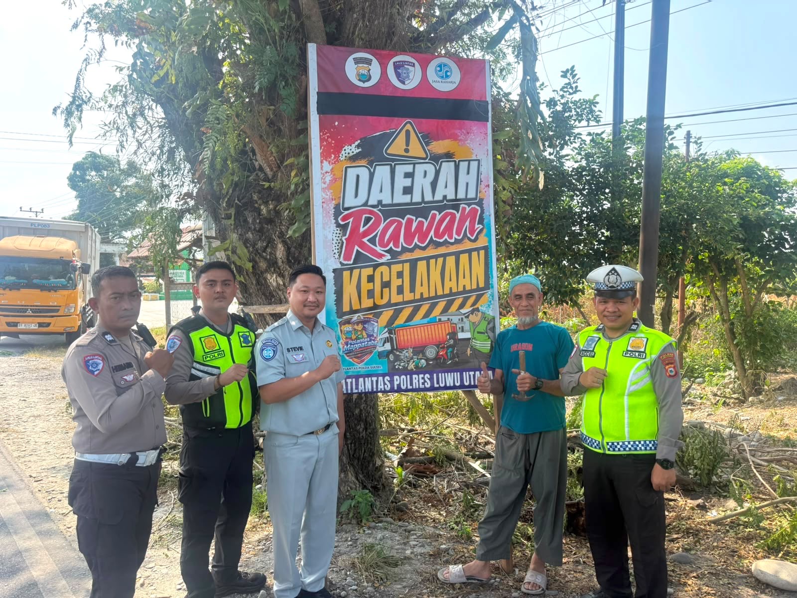 Tekan Risiko Kecelakaan, Jasa Raharja Palopo Bersama Polres Luwu Utara Pasang Himbauan Keselamatan di Kabupaten Luwu Utara