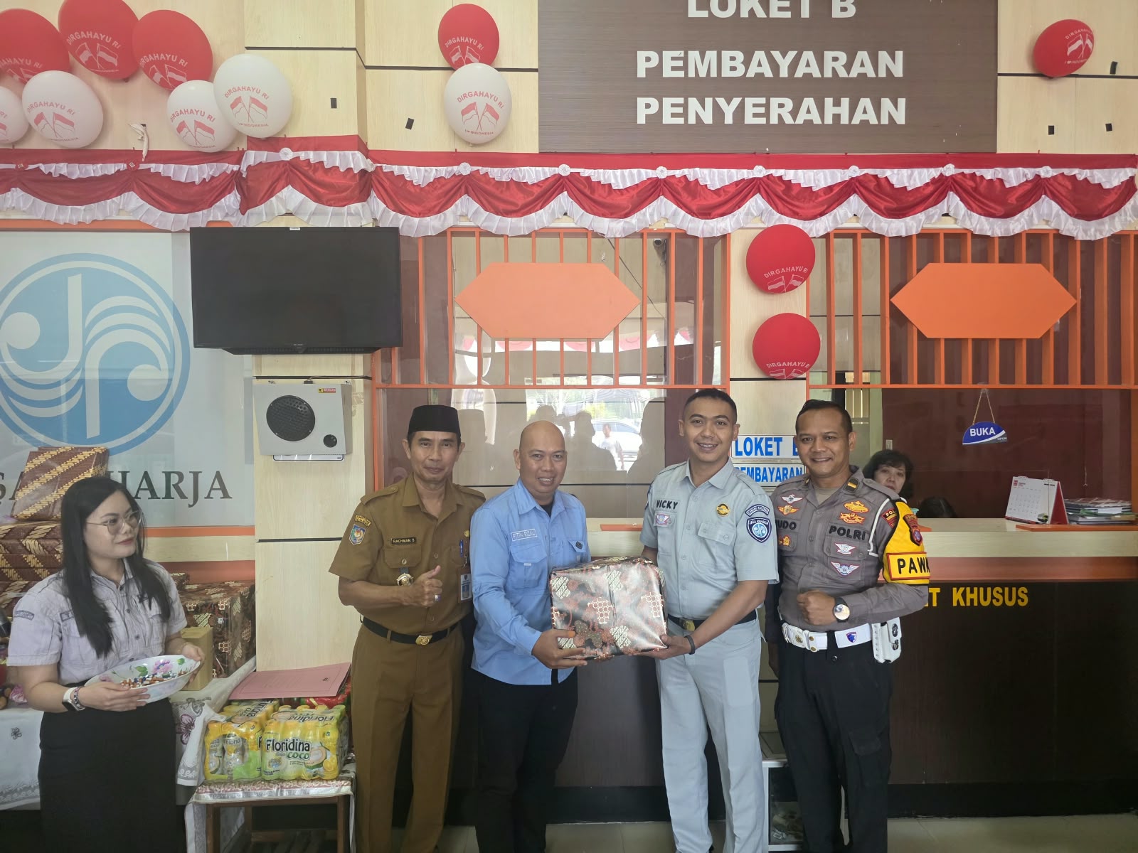 Jasa Raharja Kalteng Berikan Apresiasi kepada Wajib Pajak di Samsat Sampit Sambut HUT ke-81 RI